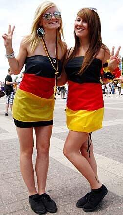 Fans unter sich: Frauen im Deutschland-Look.