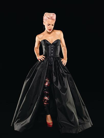 Wild und doch elegant - so präsentiert sich Popsängerin Pink zum neuen Album, das am Freitag in München präsentiert wird.