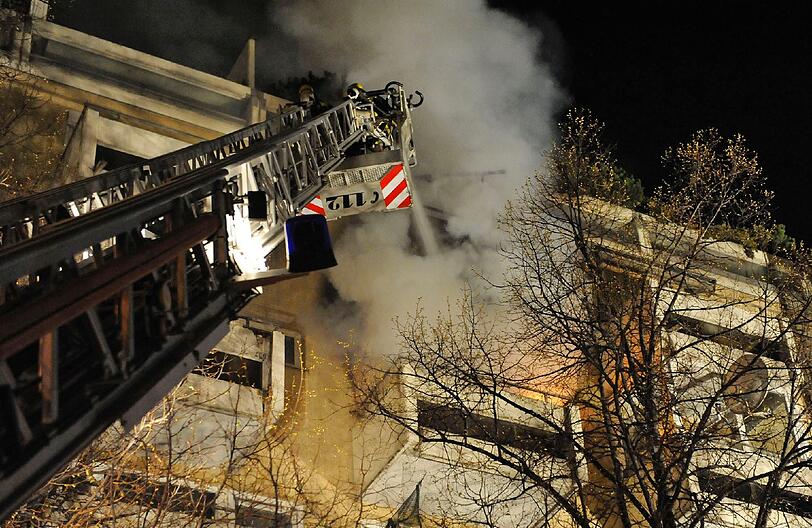 Meterhoch lodern die Flammen am Mittwoch aus dem vierten Stock eines Hauses in der Volkartstraße.