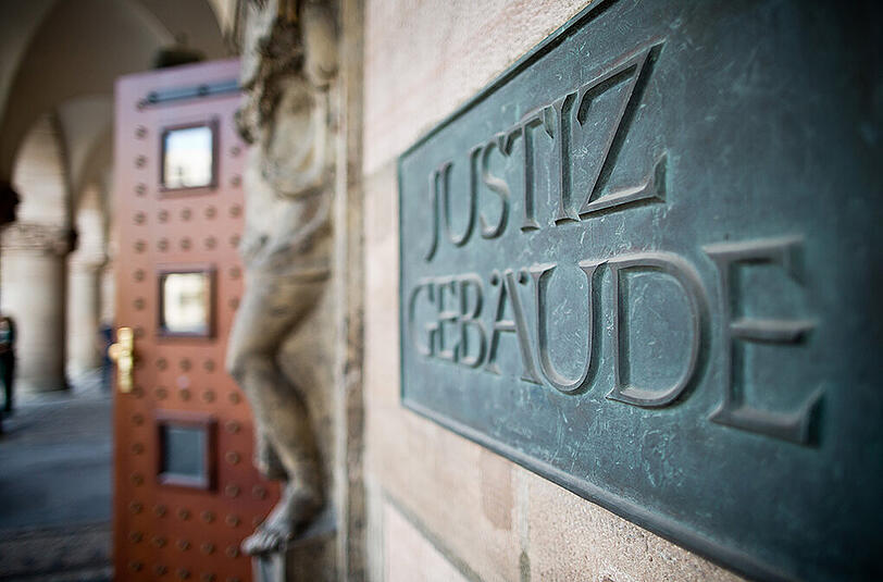 Der 58-Jährige muss sich seit Dienstag vor dem Landgericht Nürnberg verantworten.