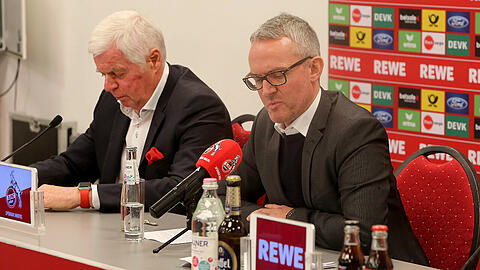 In der Pressekonferenz am Sonntag widersprachen sich Vereinspräsident Werner Spinner (links) und Geschäftsführer Alexander Wehrle teilweise auf seltsame Art.