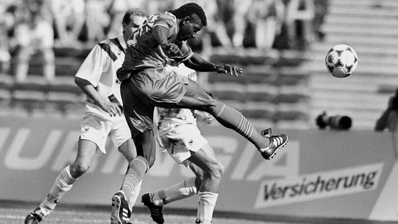 Adolfo Valencia - 1993/1994: Eigentlich müsste man den Kolumbianer zur Kategorie der Stürmer zählen, die sich beim FC Bayern richtig schwer taten. Adolfo Valencia hielt es aber auch nur eine Saison in München aus. Dabei war er 1993/94 in 26 Bundesligaspielen sogar elfmal erfolgreich. Oft traf "El Tren", so sein eigentlicher Spitzname, aber eben auch daneben, weshalb er auch als "Entlauber" tituliert wurde. Im Training traf Valencia nämlich gerne mal Bäume und Hecken.