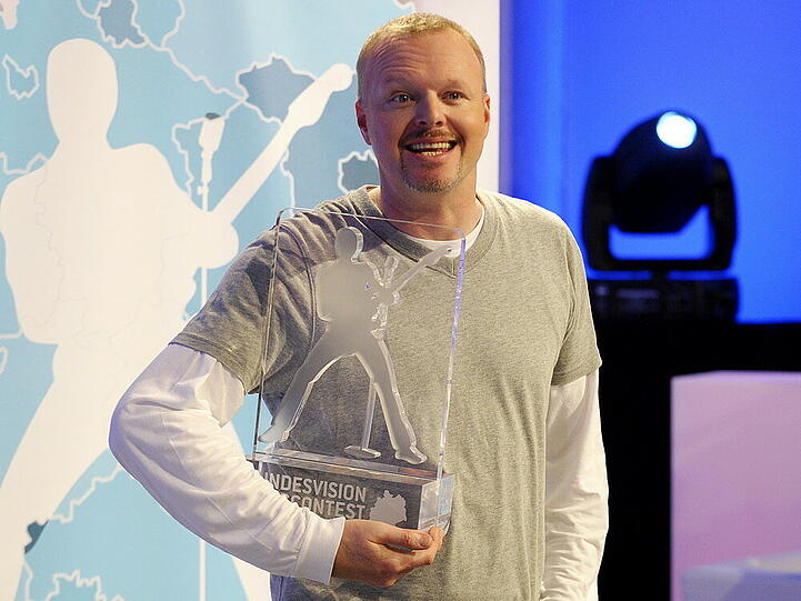 Stefan Raab präsentiert beim BuViSoCo 2010 die Trophäe