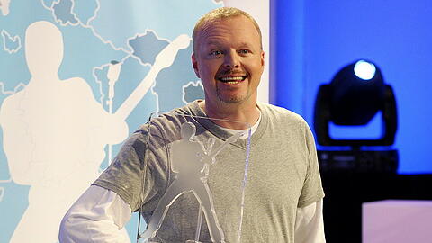 Stefan Raab präsentiert beim BuViSoCo 2010 die Trophäe
