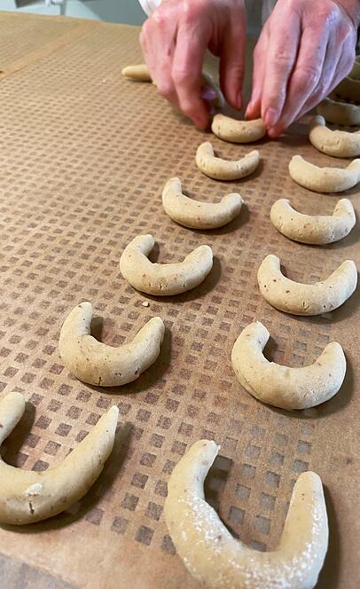 Mit ganz viel Liebe: Bianca Kindl
formt Vanillekipferl für die Bäckerei
Müller. Mit ganz viel Liebe: Bianca Kindl
formt Vanillekipferl für die Bäckerei
Müller.