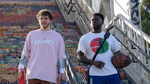 Jack Harlow (l.) und Sinqua Walls in Disneys "White Men Can't Jump".