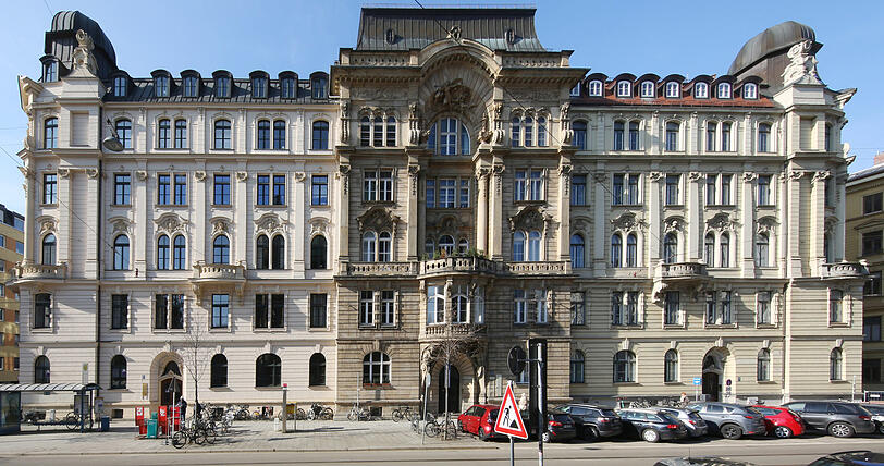 Thierschstraße 27: Das ist doch mal ein Palast, oder? Und gleich gegenüber ist die Lukaskirche.