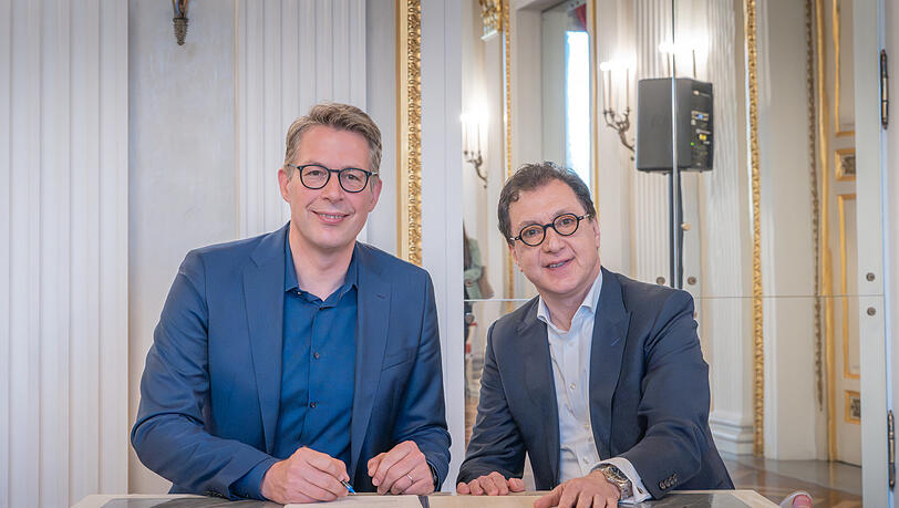 Serge Dorny mit Kunstminister Markus Blume bei der Verlängering des Vertrags. Serge Dorny mit Kunstminister Markus Blume bei der Verlängering des Vertrags.