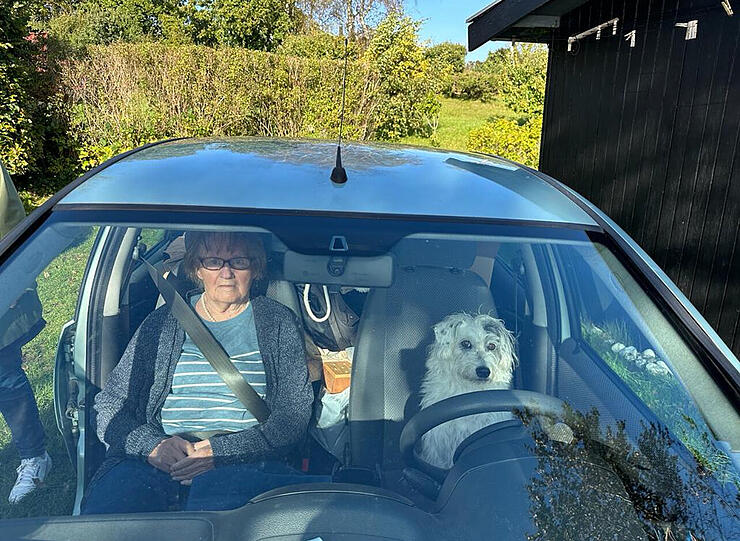 Paula ist sehr besonders, Sie ist blind, und meistert ihr Leben grandios, kaum einer bemerkt es dass Sie nichts sehen kann, Sie hat viel erlebt und wie man sieht, die Oma will sogar mit ihr als Fahrer los.