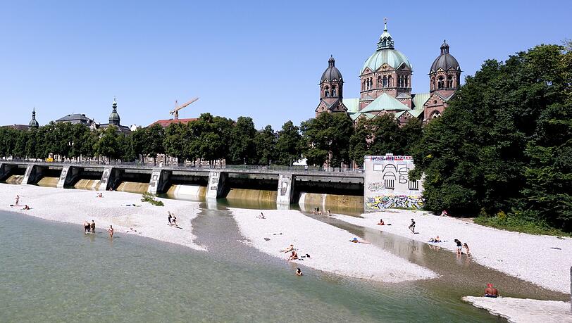 Abkühlung gefällig? In der Isar in München ist das möglich.