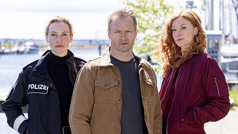 Der Polizist und Tierarzt Hauke Jacobs (Hinnerk Schönemann) hat in "Nord bei Nordwest" mit seinen Kolleginnen Hannah (Jana Klinge, links) und Jule (Marleen Lohse) immer wieder sehr nahe Momente. Nur wird nie mehr daraus. Warum, das verrät Schauspieler Hinnerk Schönemann im Interview. Der Polizist und Tierarzt Hauke Jacobs (Hinnerk Schönemann) hat in "Nord bei Nordwest" mit seinen Kolleginnen Hannah (Jana Klinge, links) und Jule (Marleen Lohse) immer wieder sehr nahe Momente. Nur wird nie mehr daraus. Warum, das verrät Schauspieler Hinnerk Schönemann im Interview.