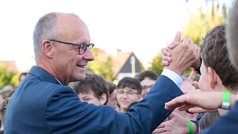 Handshake mit dem Kanzler: Friedrich Merz hat am Montag sein altes Gymnasium in R&uuml;then besucht