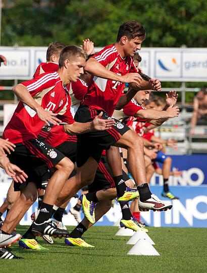 Bayern Training mit Spezial-Gast Uli Hoeneß: Die Bilder vom Gardasee