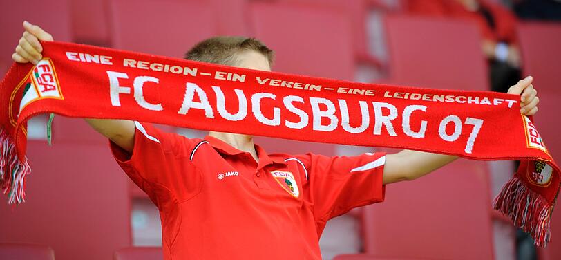 Anders wiederum gehen die schlauen Schwaben des FC Augsburg in der SGL Arena vor. Hier hat man sich auch gegen eine Promillegrenze entschieden. Gästefans jedoch müssen sich auf alkoholfreien Aufenthalt einstellen: Bei Risikospielen werde am Gästeblock kein Alkohol ausgeschenkt. Die Augsburg-Fans dürfen also munter trinken.