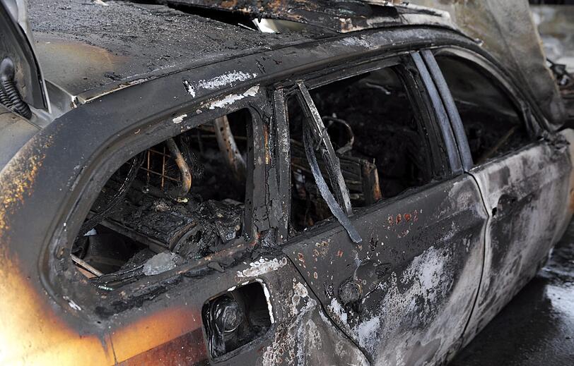 Dieser 3er-BMW könnte ebensogut Requisite in einem Hollywood-Fil sein. Das Auto ist nach dem Feuer nicht mehr zu gebrauchen.