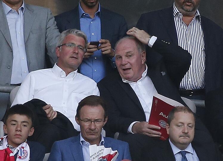 Uli Hoeneß unter den Zuschauern in der Allianz Arena.