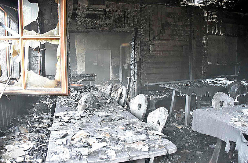 Verkohlte und verbrannte Trümmer. Das Feuer hat in der Gamshüttn ganze Arbeit geleistet. Sachschaden: rund 200 000 Euro.