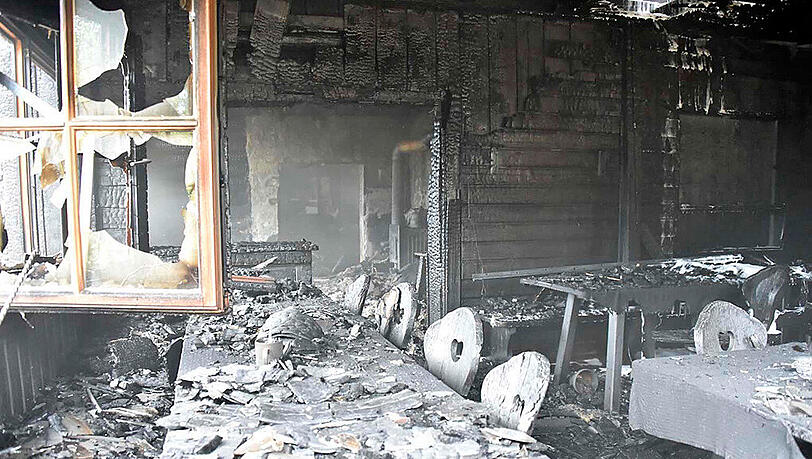 Verkohlte und verbrannte Trümmer. Das Feuer hat in der Gamshüttn ganze Arbeit geleistet. Sachschaden: rund 200 000 Euro. Verkohlte und verbrannte Trümmer. Das Feuer hat in der Gamshüttn ganze Arbeit geleistet. Sachschaden: rund 200 000 Euro.