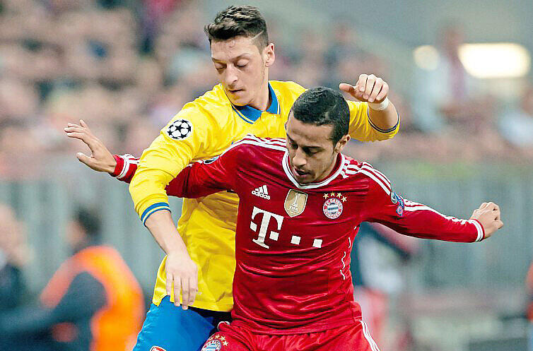 Zuletzt spielte der FC Bayern (r.: Thiago) 2014 gegen Arsenal (l.: Mesut Özil).
