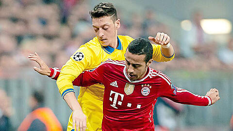 Zuletzt spielte der FC Bayern (r.: Thiago) 2014 gegen Arsenal (l.: Mesut Özil).