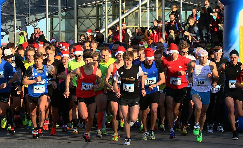 Am Samstag liefen mehr als 1.700 Münchner durch den Olympiapark. Die Bilder vom Nikolauslauf.