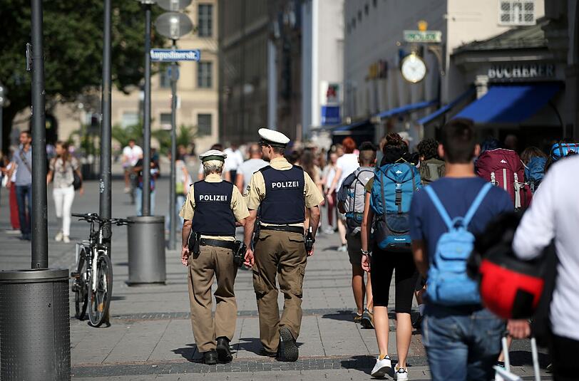 In der Stadt wimmelt es nur so vor Polizei...