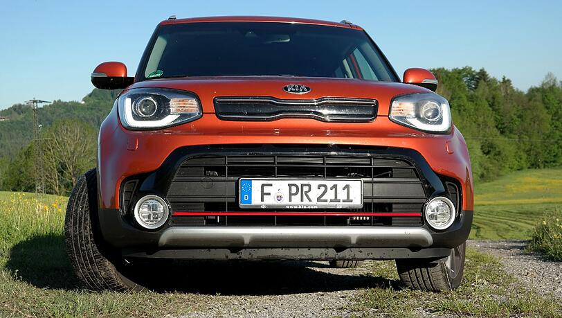 Der Unterfahrschutz soll die Orientierung des Kia Soul Turbo in Richtung Kompakt-SUV unterstreichen. Der Unterfahrschutz soll die Orientierung des Kia Soul Turbo in Richtung Kompakt-SUV unterstreichen.