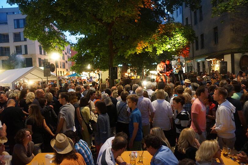 Die Party draußen ging bis 1 Uhr, danach war aber noch langen nicht Schluss: In einzelnen Lokalen feierten die Schwabinger weiter.