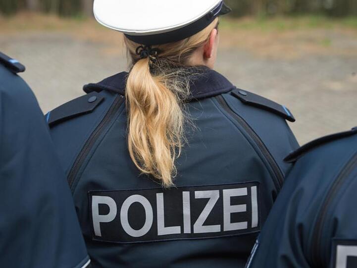 Auf der Jacke einer Auszubildenden ist der Schriftzug "Polizei" zu sehen. Foto: Stefan Sauer/Archiv