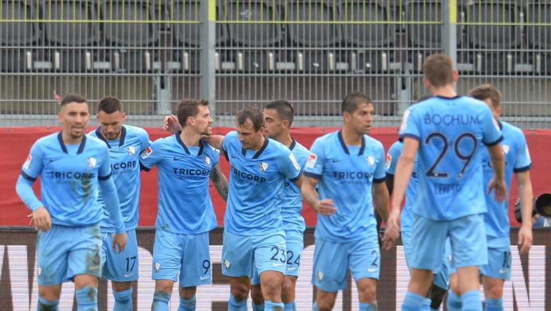 Der Bochumer Simon Zoller (3. von links) jubelt mit seinen Mitspielern über sein Tor zum 3:2.
