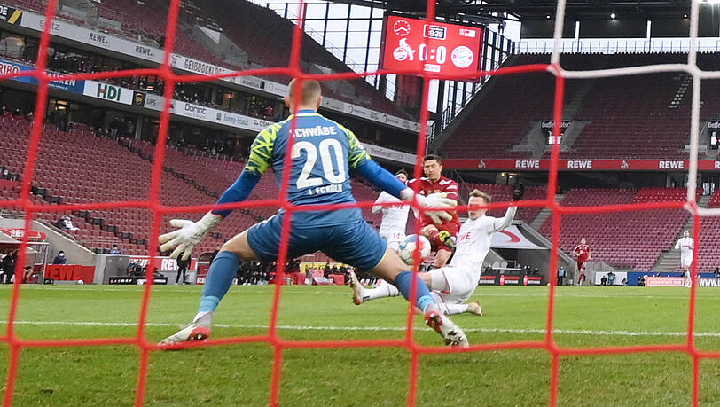 Der erste Streich: Robert Lewandowski trifft nach präzisem Zuspiel von Thomas Müller zum 1:0 gegen den 1. FC Köln. Der erste Streich: Robert Lewandowski trifft nach präzisem Zuspiel von Thomas Müller zum 1:0 gegen den 1. FC Köln.