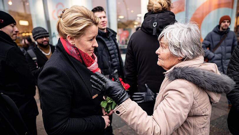 Wahlkampf-Endspurt in Berlin: Händeschütteln bei Nieselregen