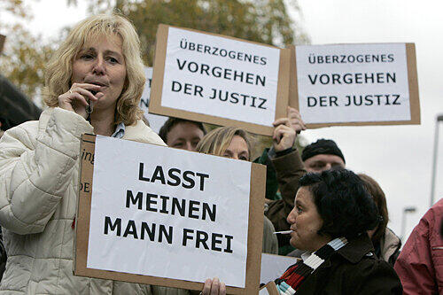 Sie hielt fest zu ihrem Ehemann: So demonstrierte Elke Schober zusammen mit etwa 60 Arbeitskollegen am vergangenen Donnerstag vor dem Nürnberger Justizpalast.