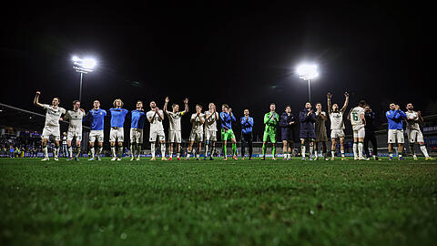 Die L&ouml;wen feiern den Dreier im Kraichgau mit den zahlreich mitgereisten Fans.