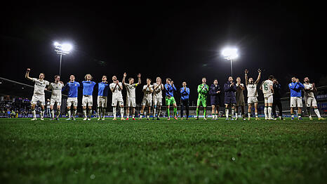 Die L&ouml;wen feiern den Dreier im Kraichgau mit den zahlreich mitgereisten Fans.