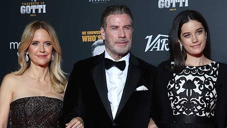 Ella Bleu Travolta (re.) 2018 mit ihren Eltern, der zwei Jahre sp&auml;ter verstorbenen Kelly Preston und John Travolta.