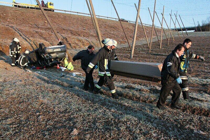 Die schrecklichen Bilder vom Unfall in der Holledau: Ein Teenager starb, als der Polo die steile Böschung hinabstürzte, zwei wurden schwer verletzt.