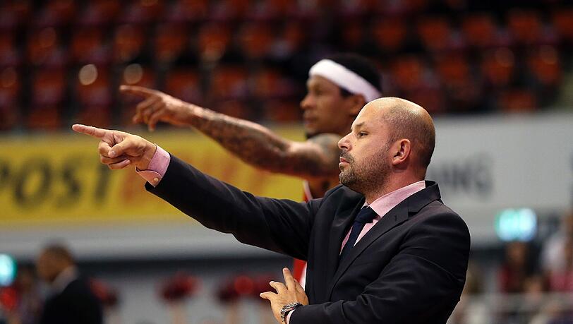 Da geht's lang: Bayern-Coach Yannis Christopoulos, im Hintergrund Lawrence Roberts. Da geht's lang: Bayern-Coach Yannis Christopoulos, im Hintergrund Lawrence Roberts.