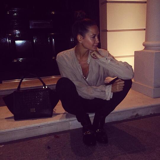 Auch in London wartet Mandy auf ihre Prinz Charming Mesut Özil und teilt das mit ihren Twitter-Fans.