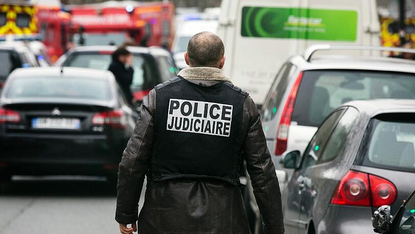 Terror-Anschlag auf "Charlie Hebdo" in Paris: Die Bilder vom Tatort. Terror-Anschlag auf "Charlie Hebdo" in Paris: Die Bilder vom Tatort.