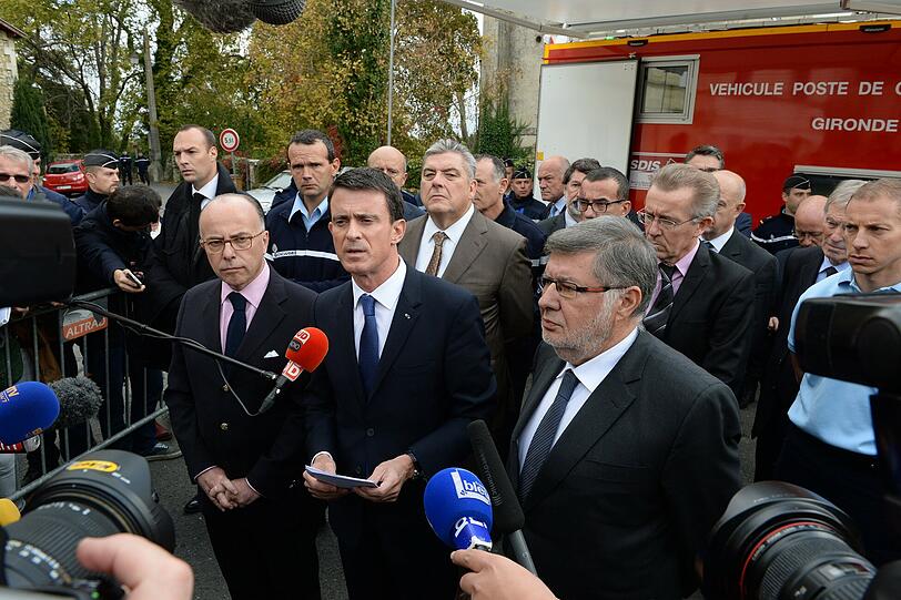 Der französische Premier Manuel Valls besuchte am Freitagnachmittag die Unfallstelle - die Zahl der Toten stieg nach dem Unglück auf 43.