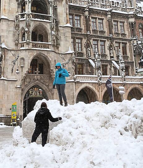 Währenddessen sah es in der Münchner Fußgängerzone am Donnerstag so aus. Schnee zuhauf - und stellenweise war es rutschig.