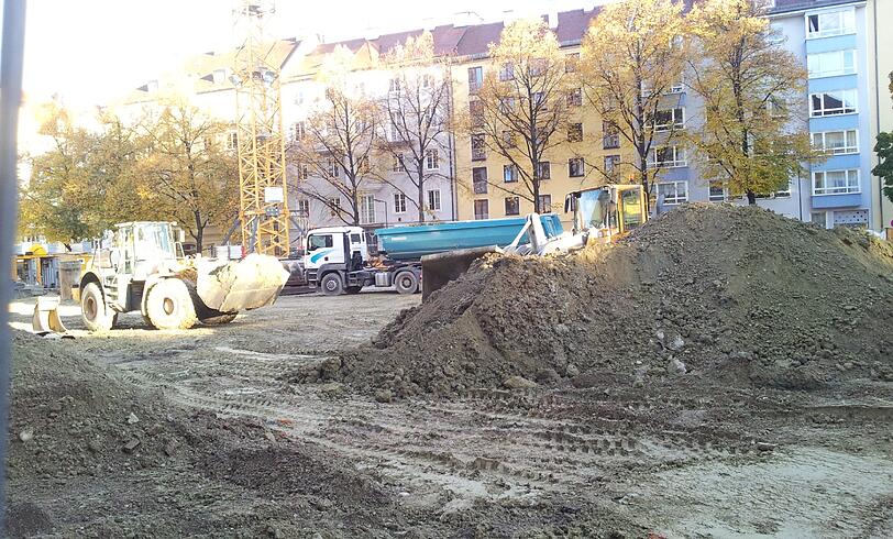 Staub, Dreck und Lärm am Josephsplatz: Am Freitagmorgen wird schon gebaggert und gebohrt. Sehr zum Missfallen der Anwohner.