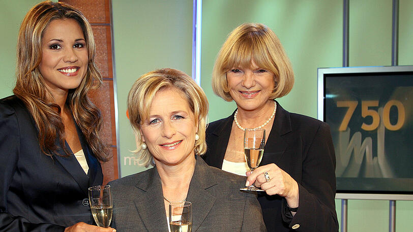 Die Moderatorinnen Karen Webb und Marina Ruperti sowie Redaktionsleiterin Barbara Dickmann (v. l.) stoßen 2006 auf die 750. Sendung an.