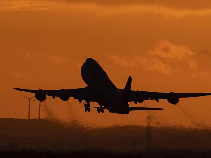 Eine Boeing 747 startet vom Flughafen Frankfurt aus in den Abendhimmel. Der US-Flugzeugbauer Boeing stellt die Produktion seines Jumbo-Jets 747 nach mehr als 50 Jahren ein.