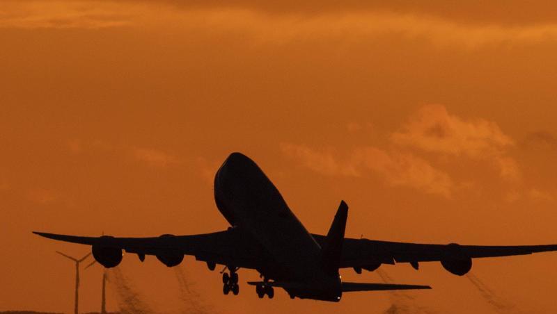 Eine Boeing 747 startet vom Flughafen Frankfurt aus in den Abendhimmel. Der US-Flugzeugbauer Boeing stellt die Produktion seines Jumbo-Jets 747 nach mehr als 50 Jahren ein. Eine Boeing 747 startet vom Flughafen Frankfurt aus in den Abendhimmel. Der US-Flugzeugbauer Boeing stellt die Produktion seines Jumbo-Jets 747 nach mehr als 50 Jahren ein.