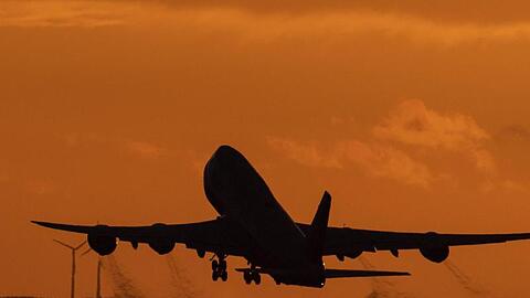 Eine Boeing 747 startet vom Flughafen Frankfurt aus in den Abendhimmel. Der US-Flugzeugbauer Boeing stellt die Produktion seines Jumbo-Jets 747 nach mehr als 50 Jahren ein.