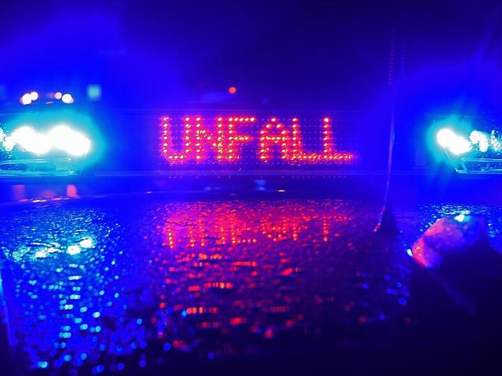 Der Schriftzug "Unfall" leuchtet auf einem Streifenwagen. Foto: Stefan Puchner/dpa/Archivbild