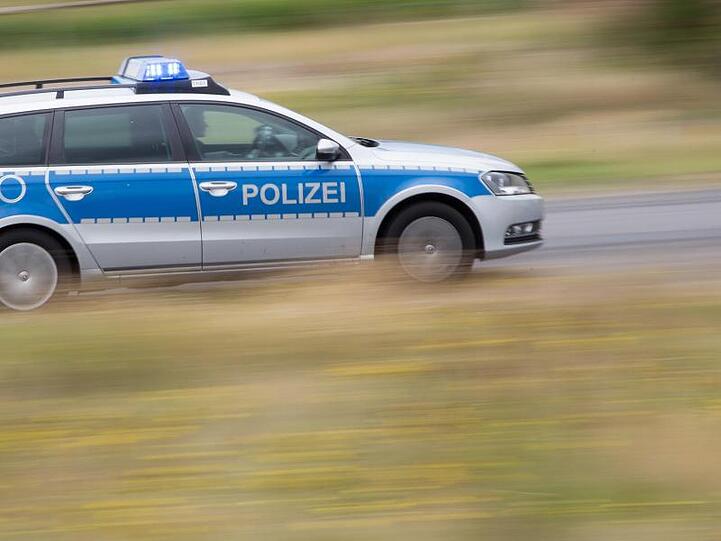 Ein Polizeiwagen mit Blaulicht fährt über eine Straße. Foto: Friso Gentsch/dpa/Archivbild