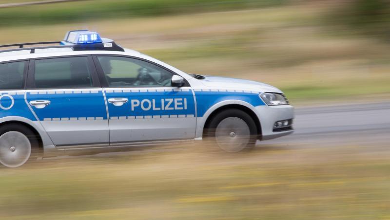 Ein Polizeiwagen mit Blaulicht fährt über eine Straße. Foto: Friso Gentsch/dpa/Archivbild Ein Polizeiwagen mit Blaulicht fährt über eine Straße. Foto: Friso Gentsch/dpa/Archivbild